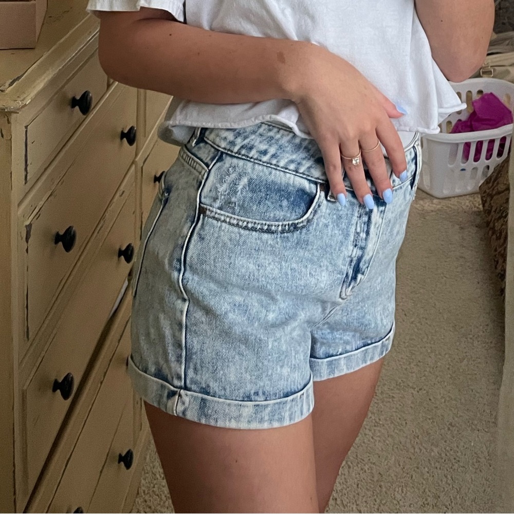 HIGH WAISTED MOM SHORTS
